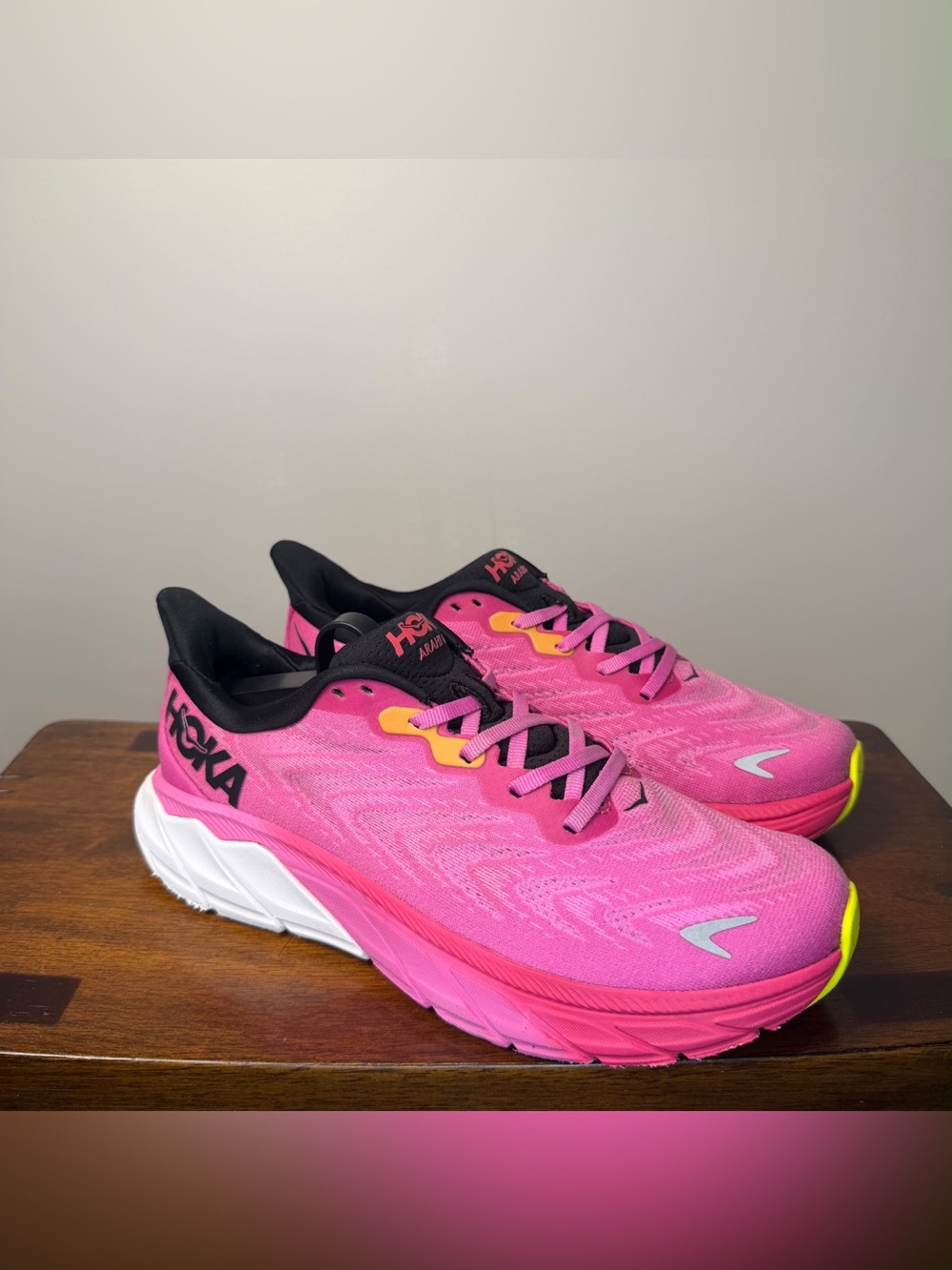 HOKA Arahi 6 Women 8.5 B Strawberry Black 1123195 SYBC Running Shoes